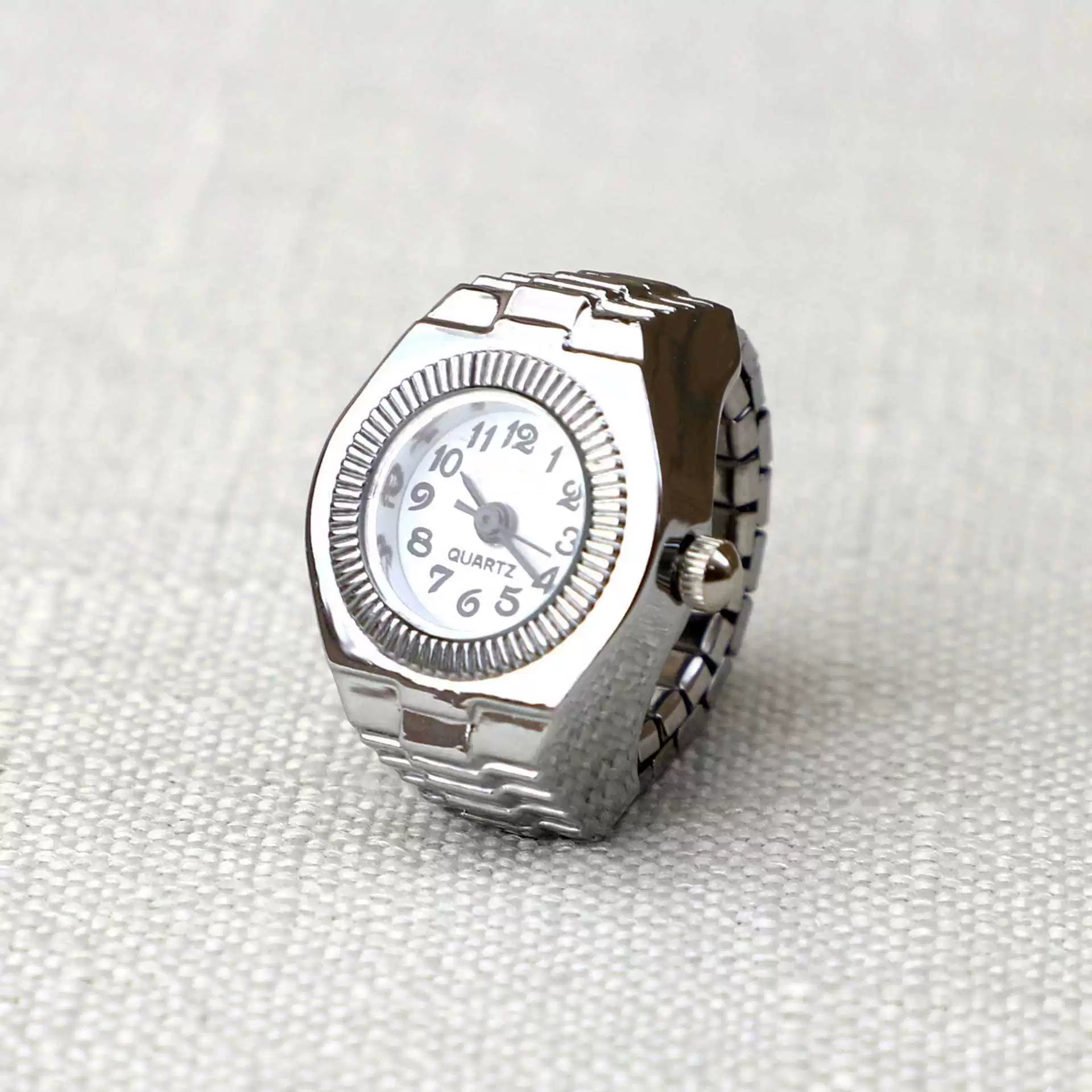 Reloj de Dedo Creativo: El Tiempo en un Anillo