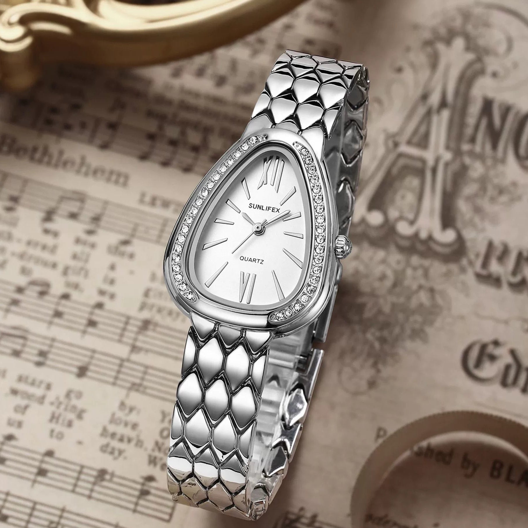 Reloj Serpiente Dorada: El Icono del Lujo Femenino