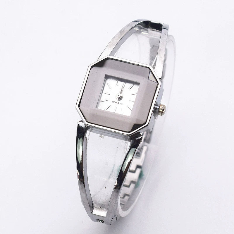 Reloj Cuadrado Pequeño: Minimalismo Hueco de Alta Gama