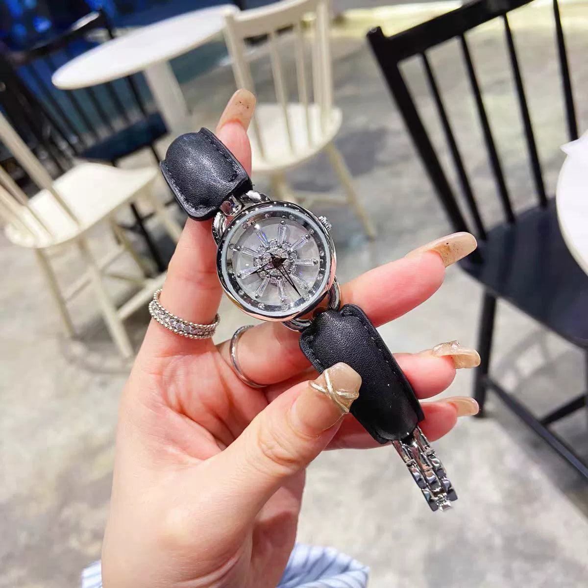 Reloj de la Diosa: Elegancia y Suerte en Movimiento