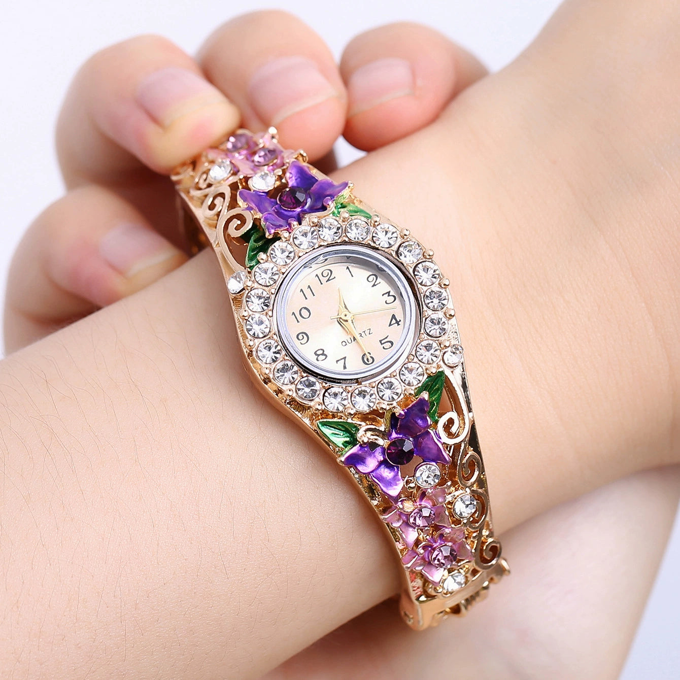 Reloj Coreano 2025: La Delicadeza de la Flor y Mariposa