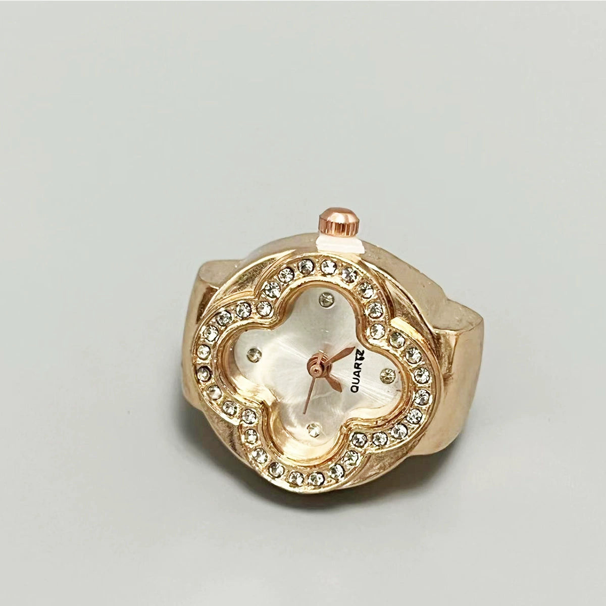 Reloj de Anillo Minimalista: Innovación en tu Mano