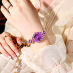 Reloj de pulsera en oro rosa con cristales tallados.