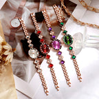 Reloj de pulsera en oro rosa con cristales tallados.