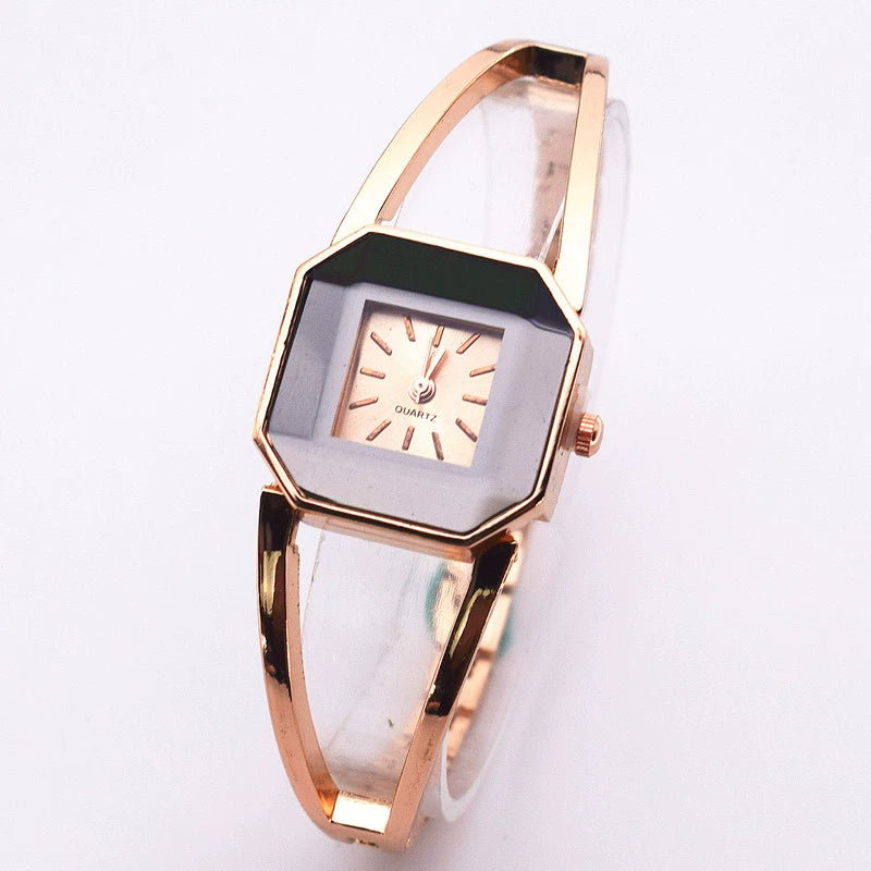 Reloj Cuadrado Pequeño: Minimalismo Hueco de Alta Gama