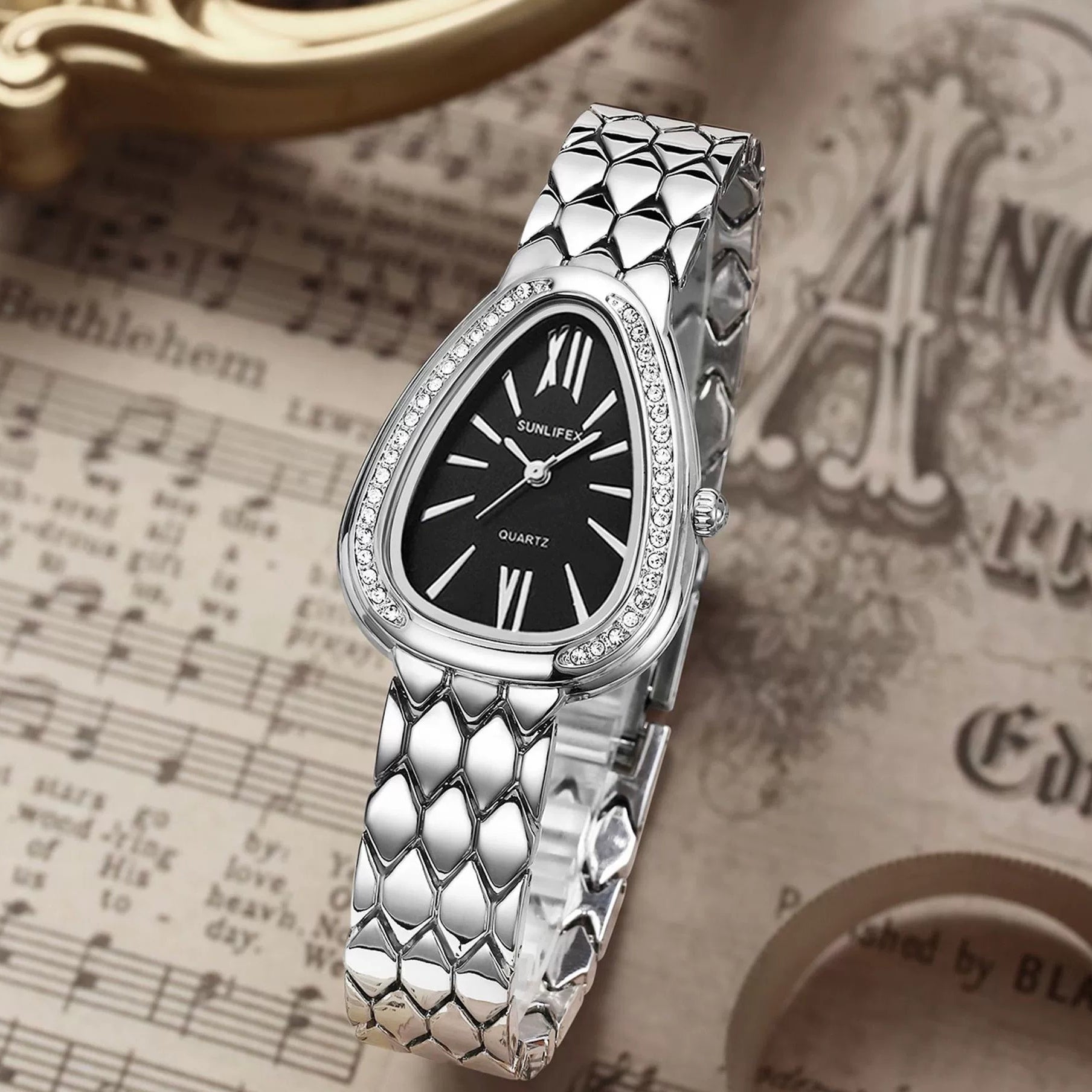 Reloj Serpiente Dorada: El Icono del Lujo Femenino