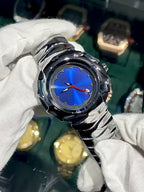 Reloj de Vanguardia: Diseño Escultórico en Acero con Esfera Minimalista.