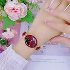 Reloj de pulsera en oro rosa con cristales tallados.
